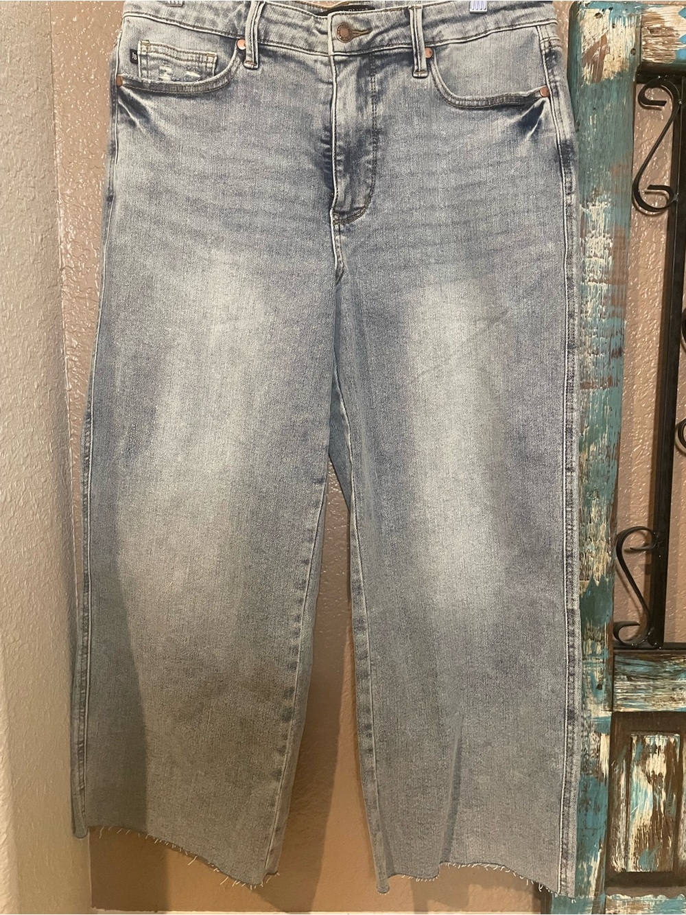 Judy Blue Light Wash Cropped Wide-Leg Jeans